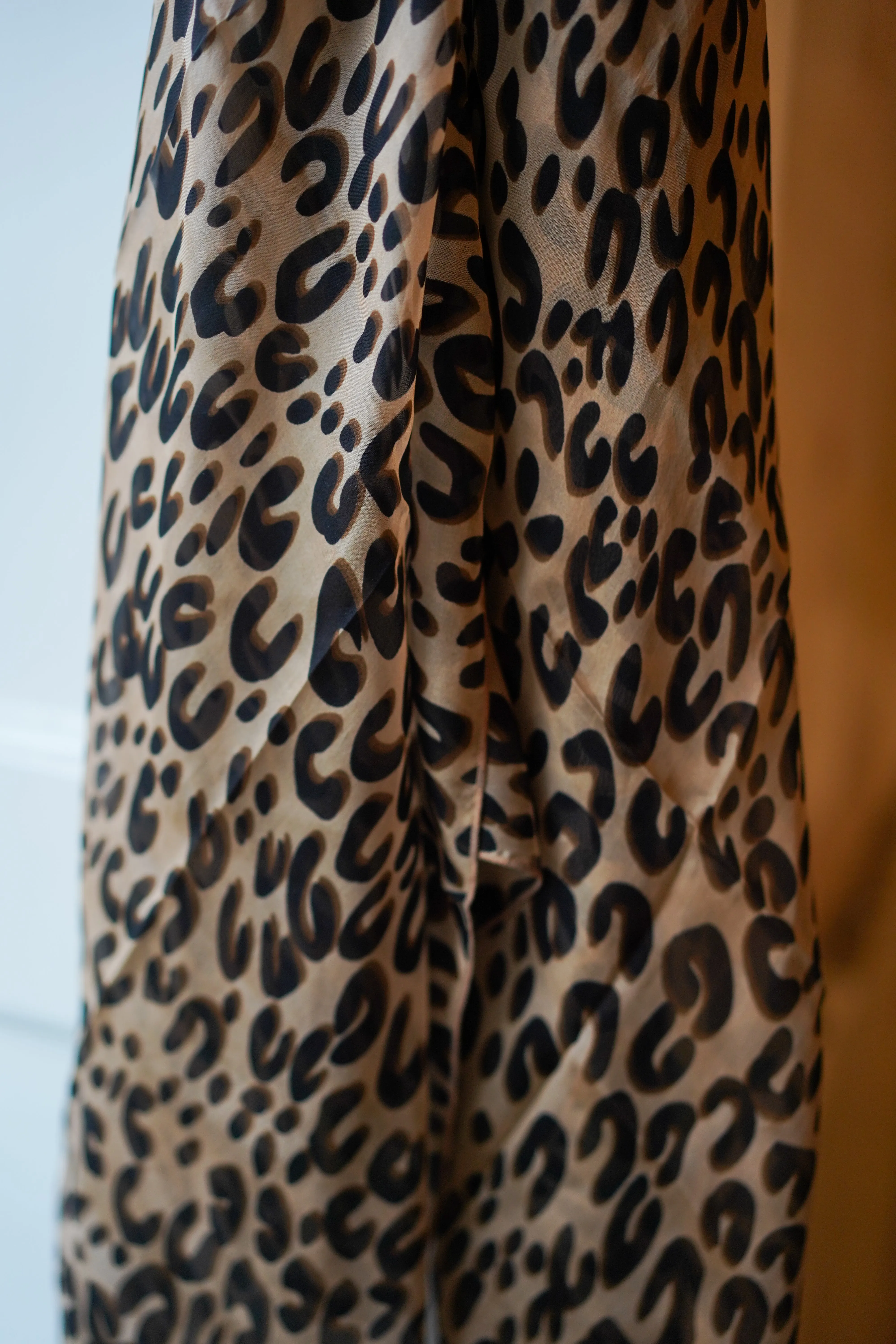 ANIMAL PRINT SILK SCARF (NEUTRAL)